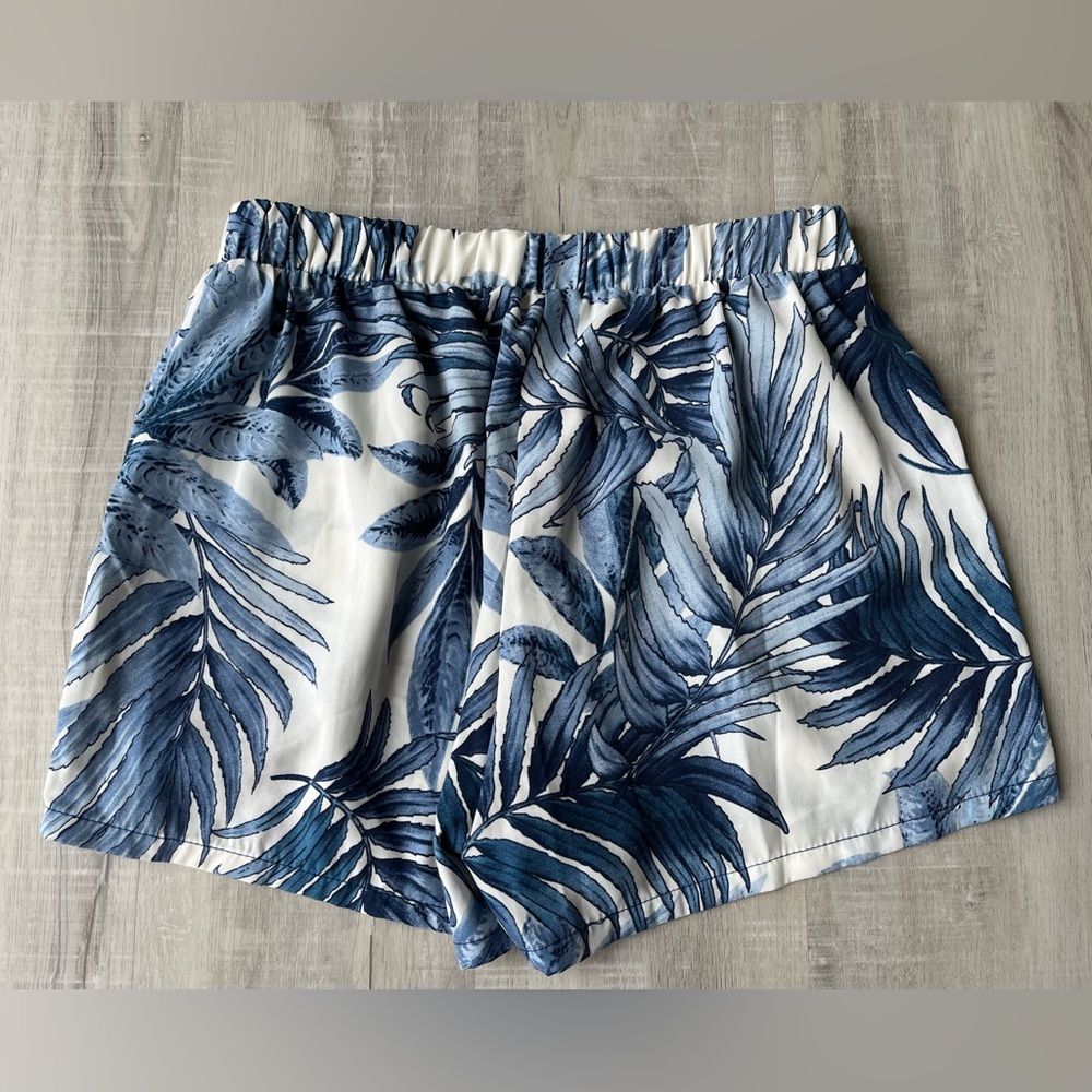 TYCHE White & Blue Palm Leaf Print Shorts Size Small - Picture 2 of 5